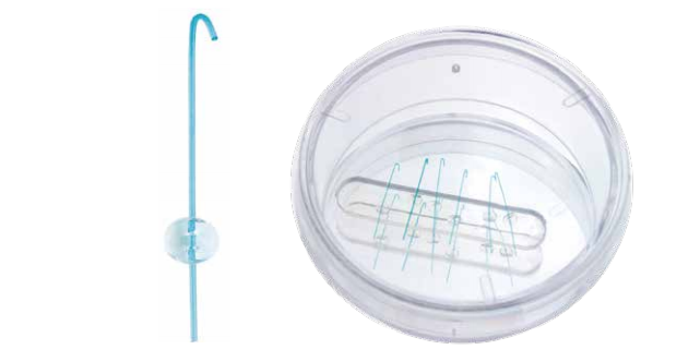 The iris retractor is a single-use device allowing mechanical dilatation of the pupil during surgery. The use of this device is not limited to chronic myosis, it includes any other cases involving constriction of the pupil. The device consists of a hook made of rigid synthetic thread and a movable pad.